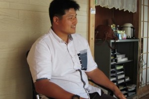 LEDライトの寄贈する韓国代表団