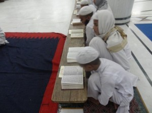 350名の生徒(14～18歳)がコーランの勉強と祈りを捧げる