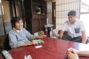 村の家庭を訪問するプロジェクト参加者