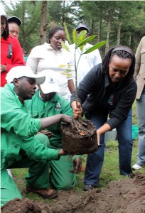 リズ・ガタタEABL企業関係部長は、2013年の世界環境の日に記念し植樹をしました。