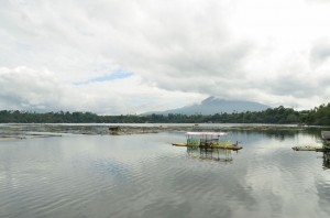 養殖場が湖面に並ぶサンパロック湖